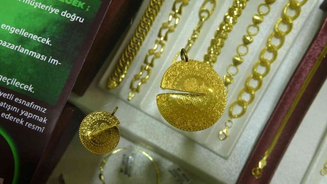 Türkiye’de Bir İlk: Kuyumcular Odası Başkanı Makası Eline Aldı Düşük Ayarlı Altınları Doğradı