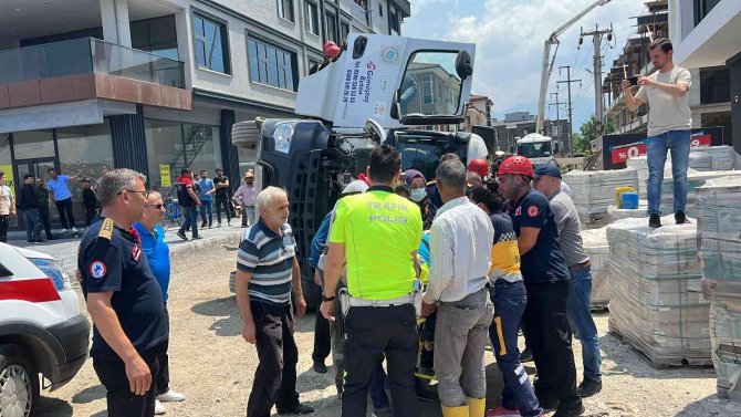 Yol Çöktü, Beton Mikseri Devrildi: 1 Yaralı