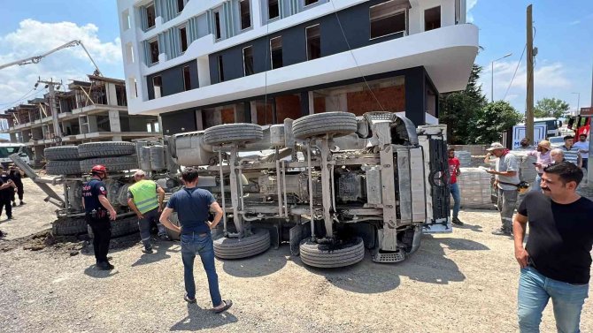 Yol Çöktü, Beton Mikseri Devrildi: 1 Yaralı