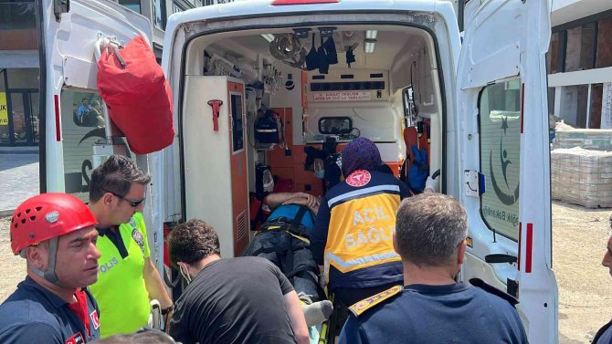 Yol Çöktü, Beton Mikseri Devrildi: 1 Yaralı