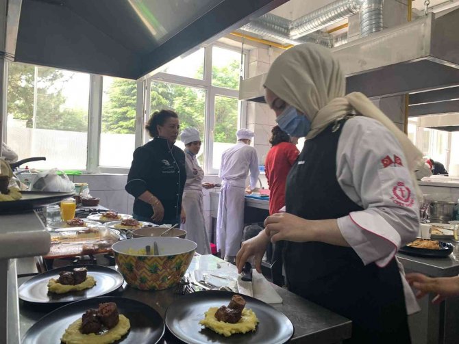 Genç Aşçılar Bu Sefer Mezun Olmak İçin Ter Döktü