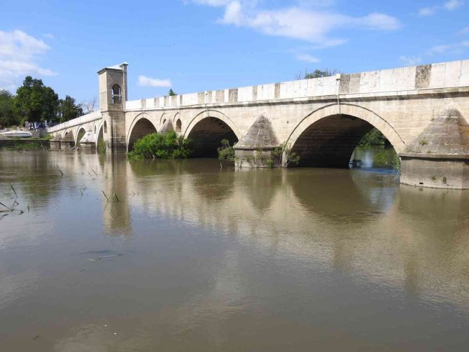 Kuraklık Sebebiyle Dibi Gören Tunca Nehri’nin Seviyesi Yağışlarla 5 Kat Arttı