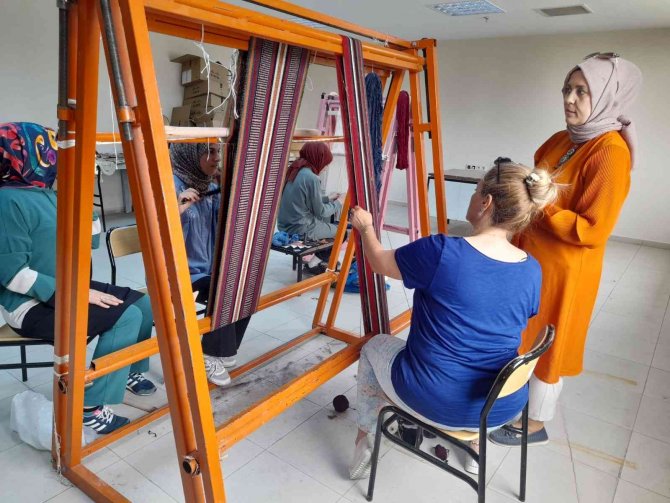 Elazığ’da Geleneksel Kilim Ve Cicim Dokuma Sanatı Yaşatılıyor