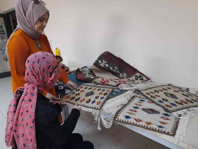 Elazığ’da Geleneksel Kilim Ve Cicim Dokuma Sanatı Yaşatılıyor