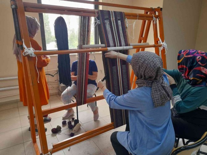 Elazığ’da Geleneksel Kilim Ve Cicim Dokuma Sanatı Yaşatılıyor