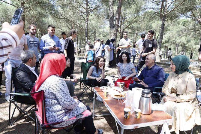 Sultangazi’de Liseli Öğrencilerin Mezuniyet Sevinci