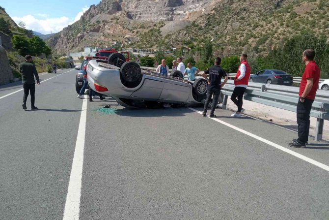Gümüşhane’de Lastiği Patlayan Otomobil Takla Attı: 2 Yaralı