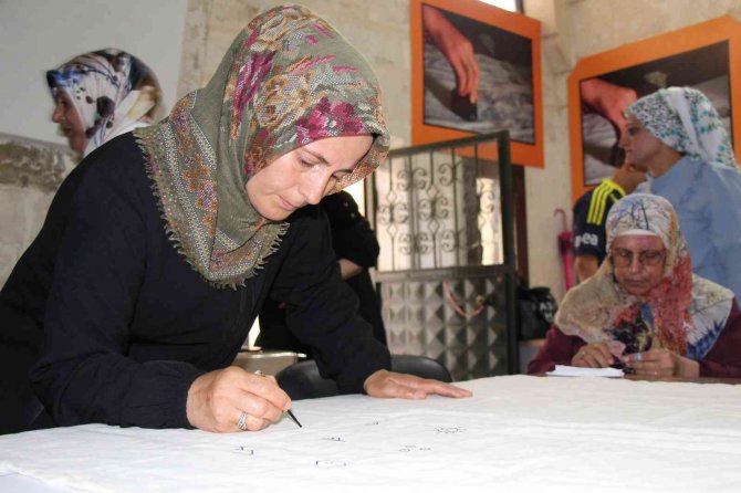 Milattan Önceye Dayanan Kök Boya Ve Dek Sanatı Kumaşların Üzerinde Yaşatılıyor