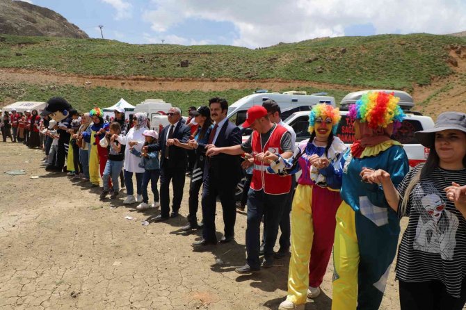 Hakkari’de 2800 Rakımda Halaylı Karne Şenliği