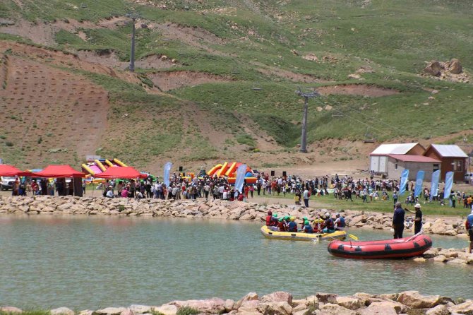 Hakkari’de 2800 Rakımda Halaylı Karne Şenliği