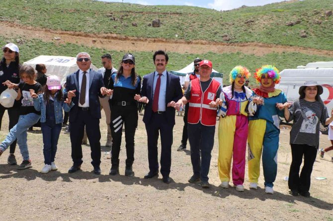 Hakkari’de 2800 Rakımda Halaylı Karne Şenliği