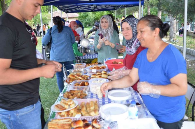 Okul İçin Veliler Yaptıkları Yemeklerle Kampanya Düzenledi