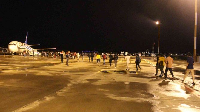 Iğdır’da 103 Afgan Uyruklu Düzensiz Göçmen Sınır Dışı Edildi
