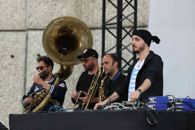 Hey! Douglas, Cuma İ̇ş Çıkışı İ̇zmir Kültürpark’ta Sahne Alacak