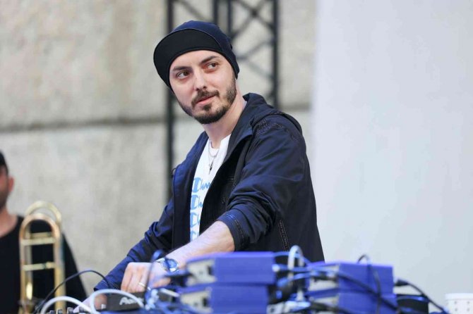 Hey! Douglas, Cuma İ̇ş Çıkışı İ̇zmir Kültürpark’ta Sahne Alacak