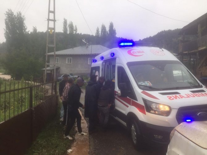 Yağışlı Havada Kayalıklarda Mahsur Kalan Çocuklar Kurtarıldı