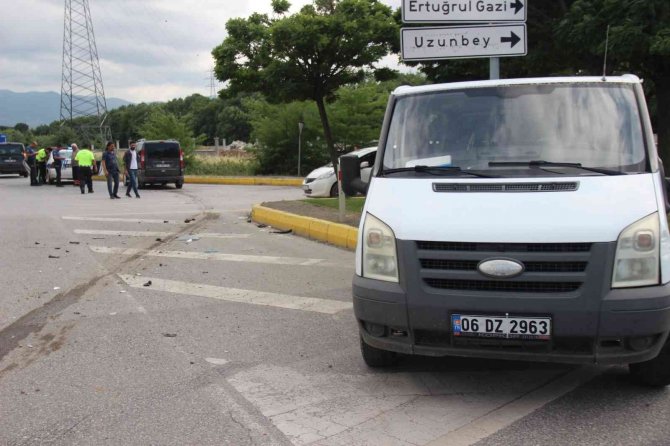 Kavşakta Minibüs İle Hafif Ticari Araç Çarpıştı