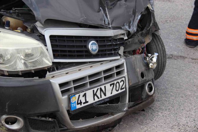 Kavşakta Minibüs İle Hafif Ticari Araç Çarpıştı