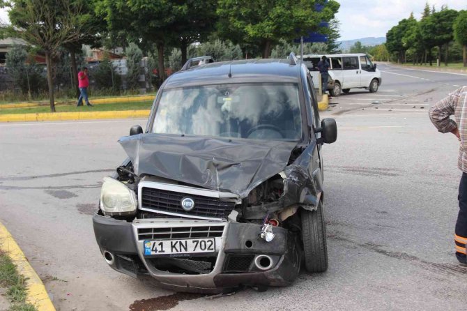 Kavşakta Minibüs İle Hafif Ticari Araç Çarpıştı