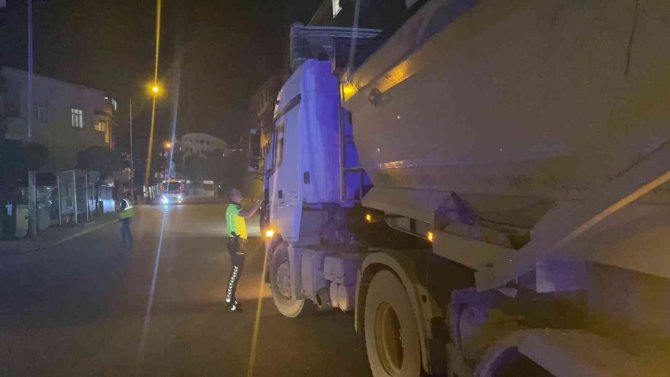 Bu Caddeye Giren Ağır Tonajlı Araçlar Ceza Yiyecek