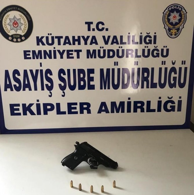 Kütahya’da Durdurulan Araçlarda 2 Ruhsatsız Tabanca Ele Geçirildi