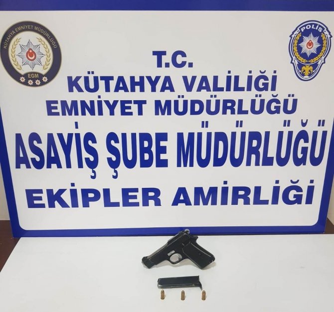 Kütahya’da Durdurulan Araçlarda 2 Ruhsatsız Tabanca Ele Geçirildi