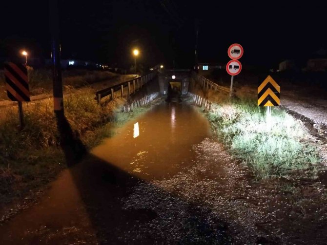 Manisa’da Heyelan Yolu Trafiğe Kapattı