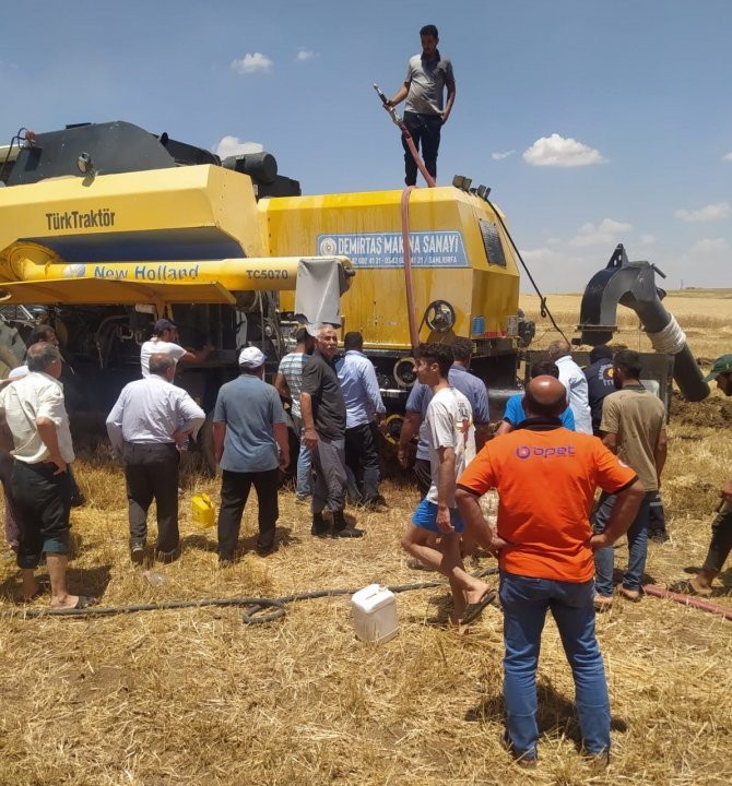 Mardin’de Tarlada Çalışan Biçerdöverden Yangın Çıktı