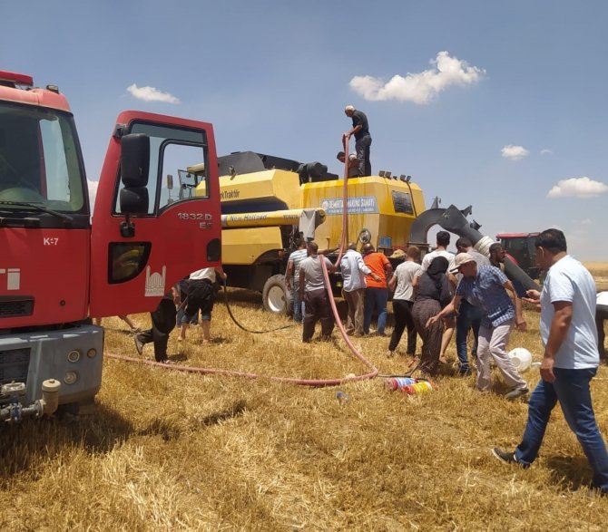 Mardin’de Tarlada Çalışan Biçerdöverden Yangın Çıktı