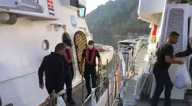 Göçmenler Yelkenli Tene İle Kaçarken Yakalandı