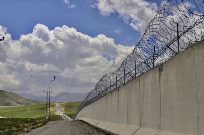 Kamera Ve Sismik Sensörlerle Denetlenen İ̇ran Sınırında Kuş Uçurtulmuyor