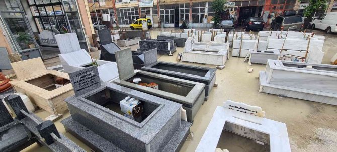 Yağmur Sonrası Su Basan Dükkân Ve Evler Çamur İçerisinde Kaldı