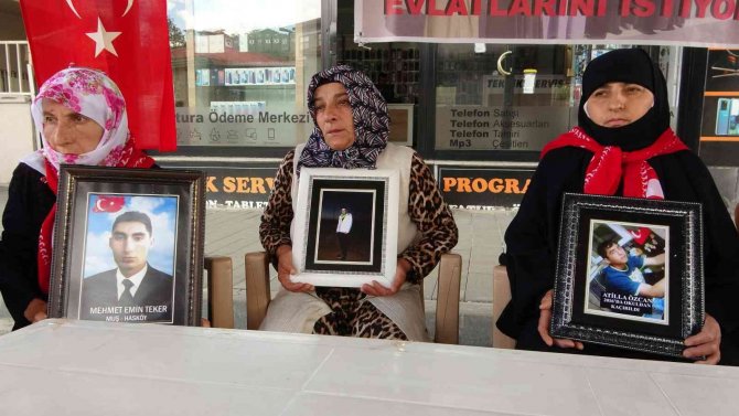 Muş’ta Evlat Nöbeti Tutan Anneler, Hdp Ve Pkk’dan Çocuklarını İstiyor
