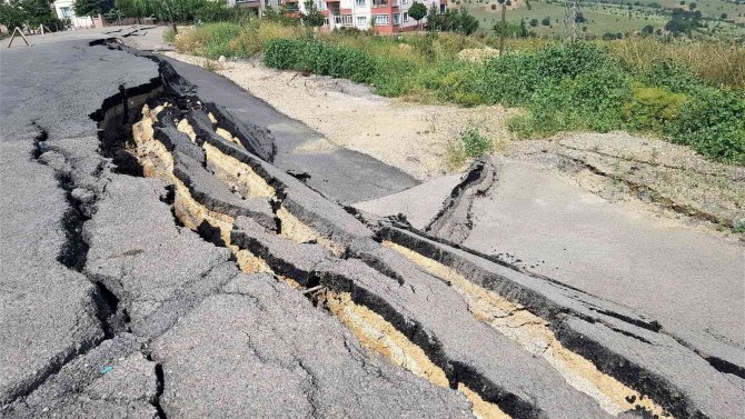 Site Otoparkında Heyelan Meydana Geldi