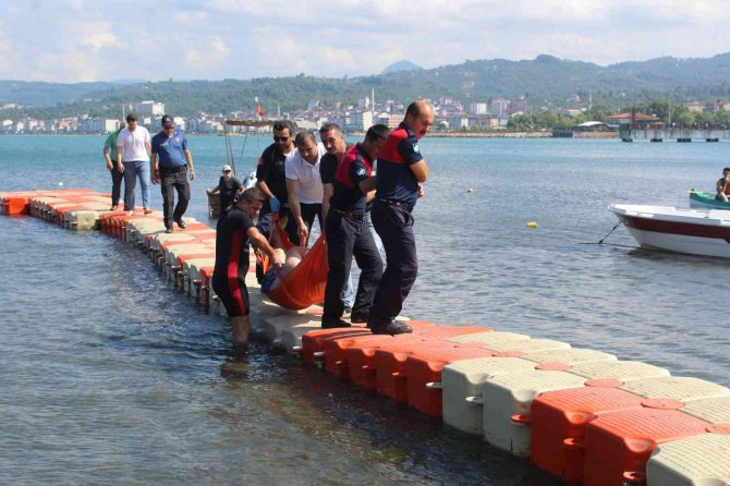 Denize Düşen Şapkasını Almak İsterken Ölümden Döndü
