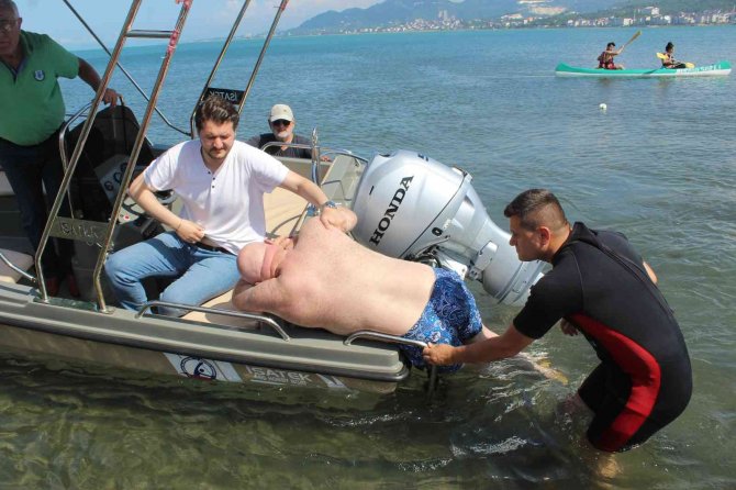 Denize Düşen Şapkasını Almak İsterken Ölümden Döndü