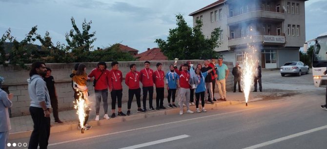 Şampiyonadan Türkiye Derecesiyle Dönen Öğrenciler Coşkuyla Karşılandı