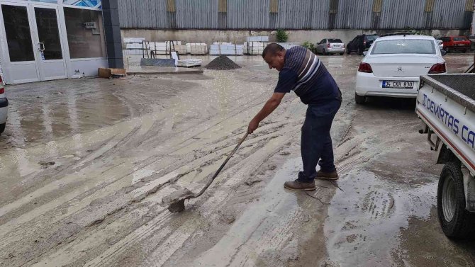 Yağmur Sonrası Su Basan Dükkân Ve Evler Çamur İçerisinde Kaldı