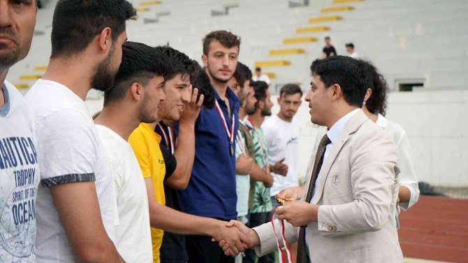 Subü Futbol Turnuvası Tamamlandı: Dereceye Giren Takımlar Kupalarını Kaldırdı