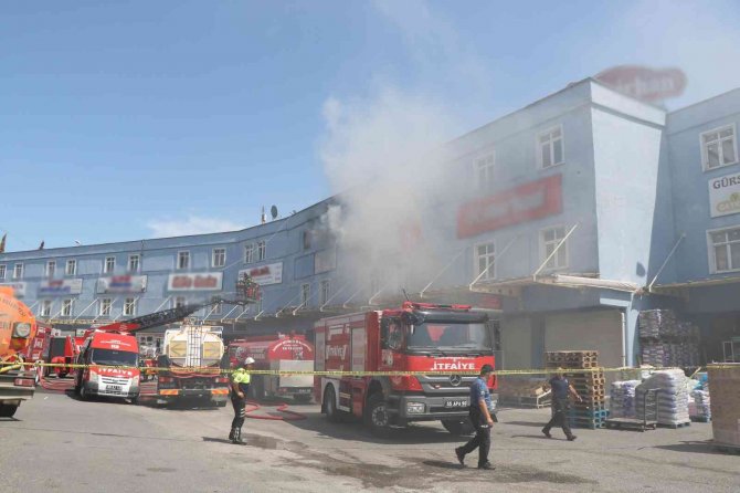 Samsun Gıda Borsası’nda Yangın Kontrol Altına Alınamıyor