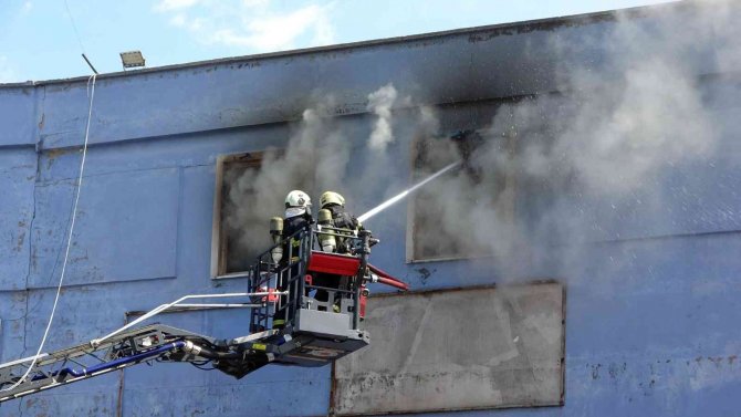 Depo Yangını 4 Saatte Kontrol Altına Alınabildi