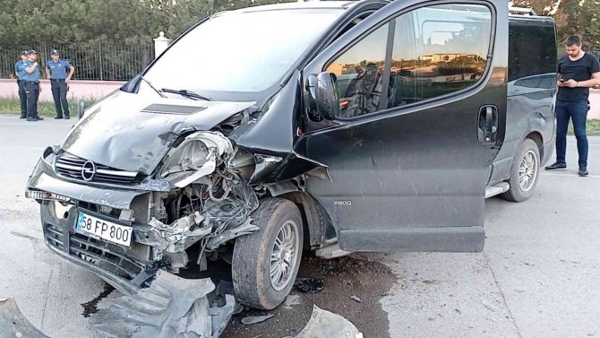 Araçlar Kafa Kafaya Çarpıştı, 6 Yaralı