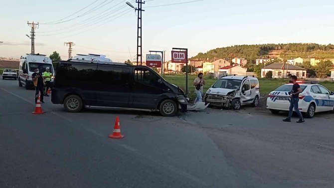 Araçlar Kafa Kafaya Çarpıştı, 6 Yaralı