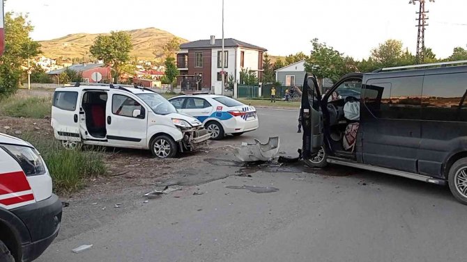 Araçlar Kafa Kafaya Çarpıştı, 6 Yaralı
