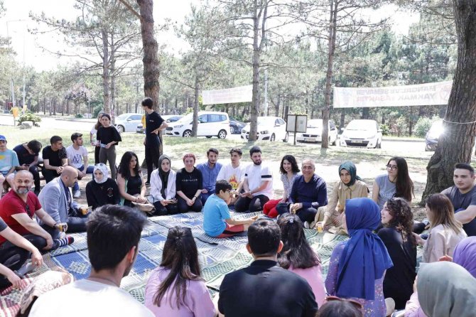 Sultangazi’de Liseli Öğrencilerin Mezuniyet Sevinci