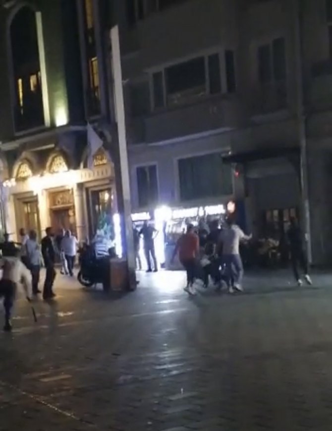 Taksim’de Korkunç Cinayet Kamerada: Kavgada Kalbinden Bıçaklanarak Öldürüldü