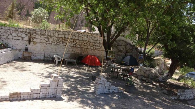 Terk Edilmiş Koyda Çadır Kurdu, Belediyeden Bir Kürek Bir Süpürge İstiyor