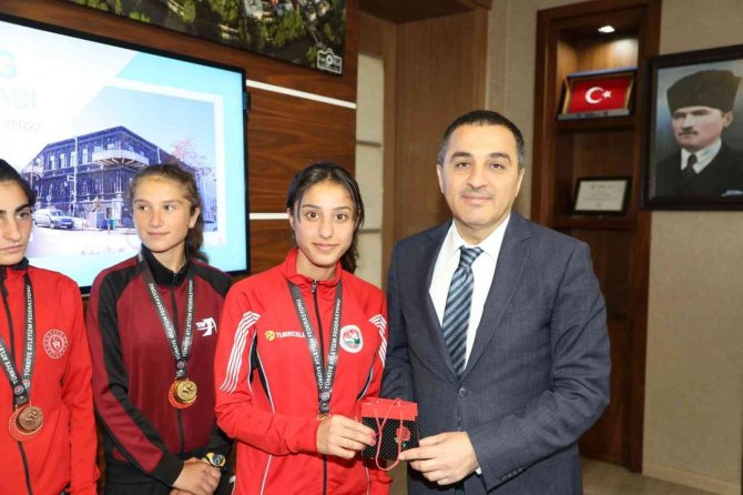 Vali Öksüz, Başarılı Sporcuları Ağırladı