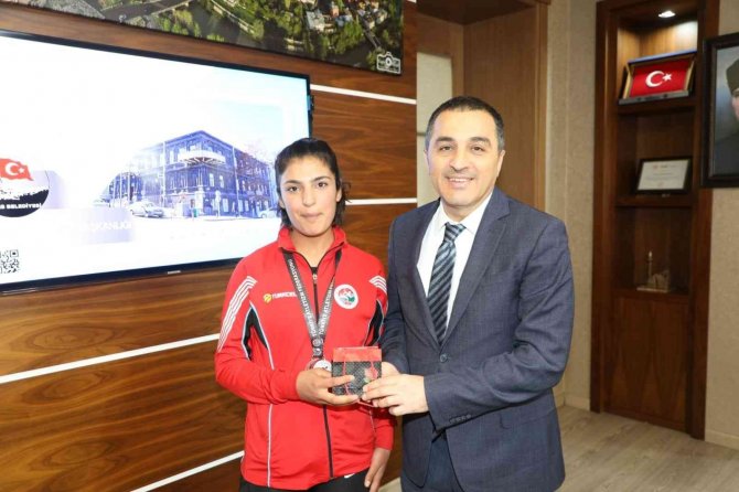 Vali Öksüz, Başarılı Sporcuları Ağırladı