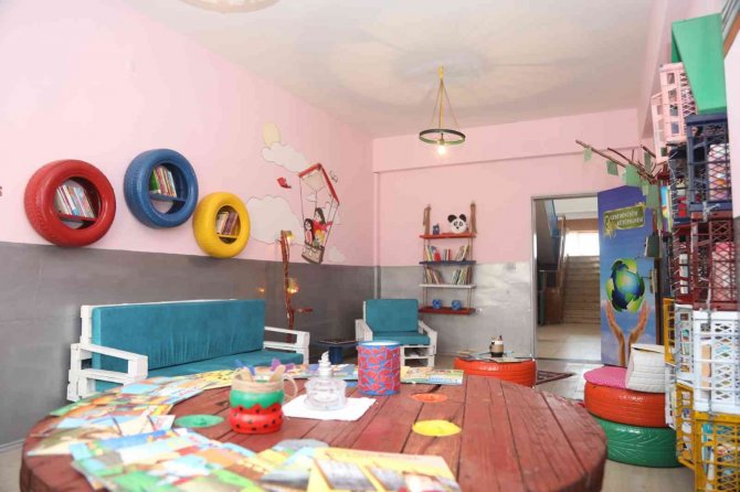 Hurda Malzemelerden ’Geri Dönüşüm Kütüphanesi’ Kurdular